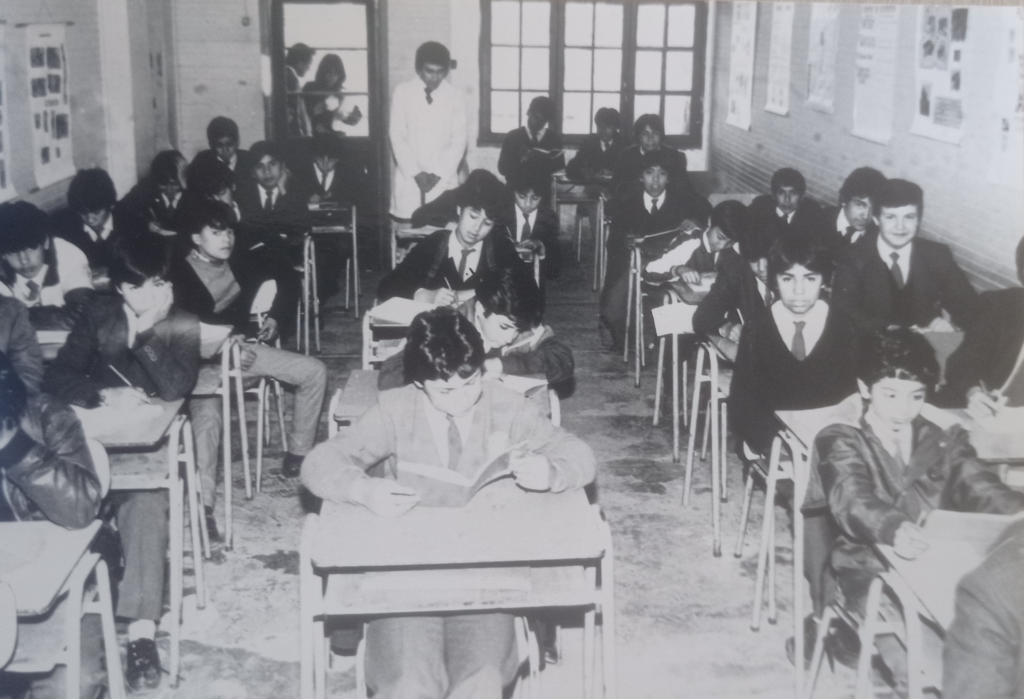 Niños estudiando en nuestra escuela